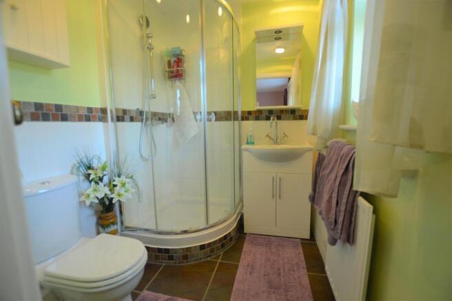 EN-SUITE SHOWER ROOM