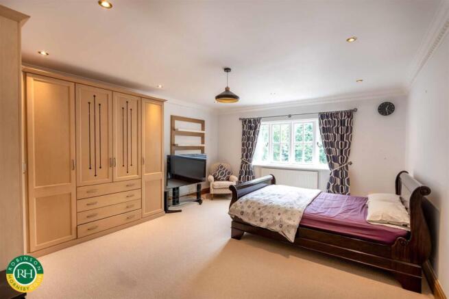 6 bed Detached for sale Image 9