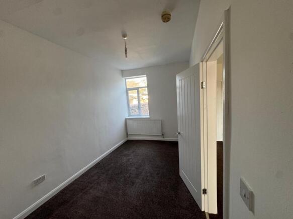 1 bed Ground Flat to rent Image 4