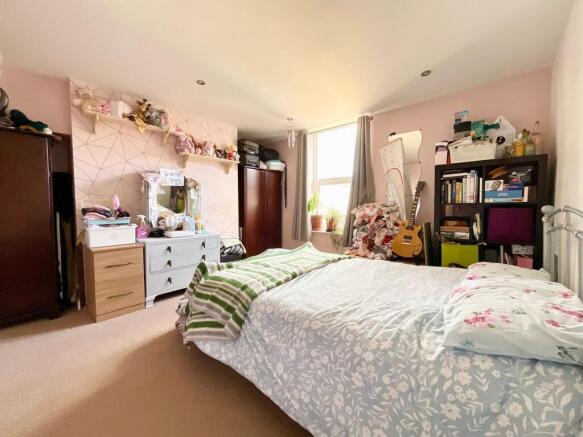 2 bed Flat for sale Image 5
