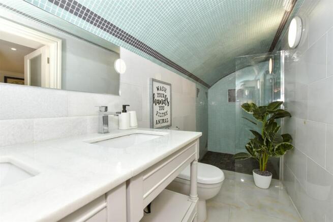 En-Suite Shower Room - Flat 1