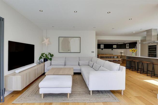 4 bed House for sale Image 10