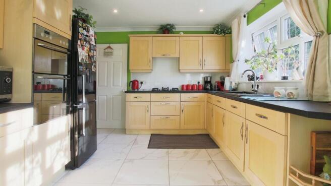 4 bed Detached for sale Image 4