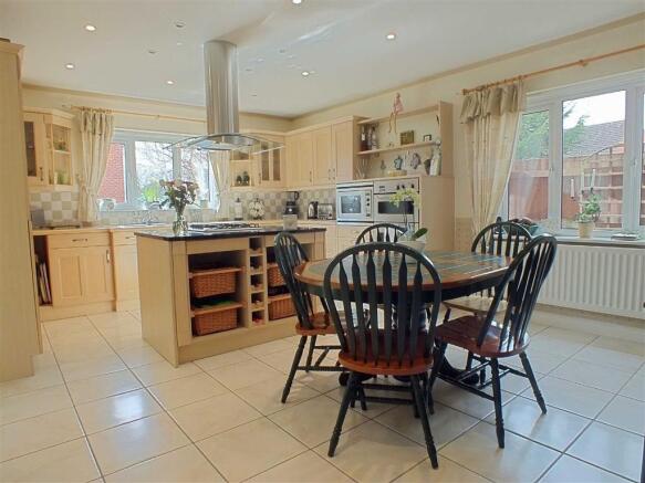 KITCHEN/BREAKFAST RO