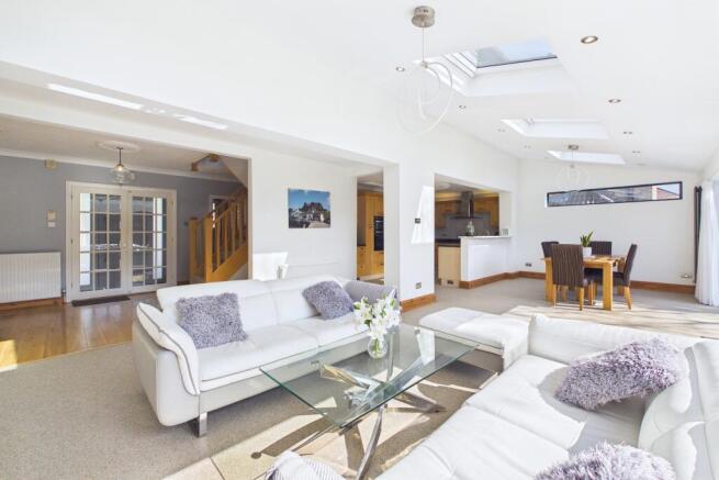 5 bed Detached for sale Image 9