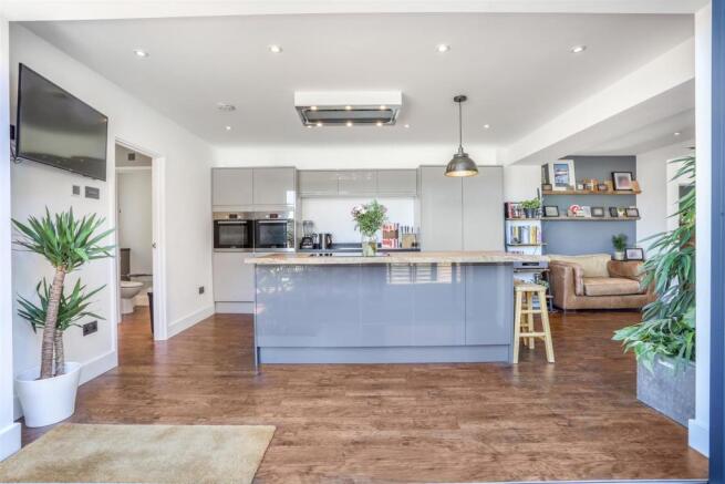 Kitchen 2.jpg