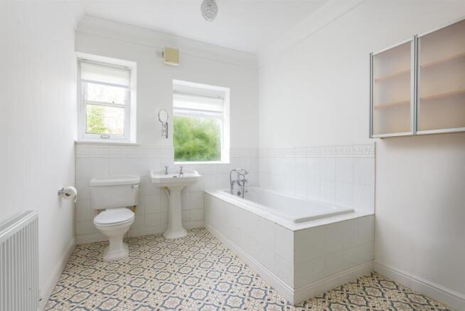 5 bed Detached to rent Image 7