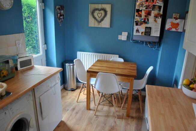 MODERN FITTED KITCHE