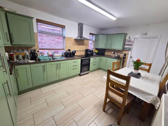 6 Larch - Kitchen 2.jpg