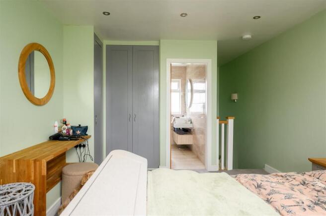 4 bed Detached for sale Image 8