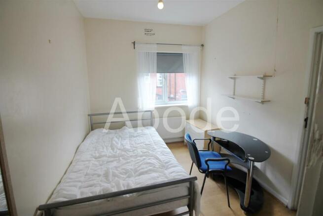 5 bed House to rent Image 4