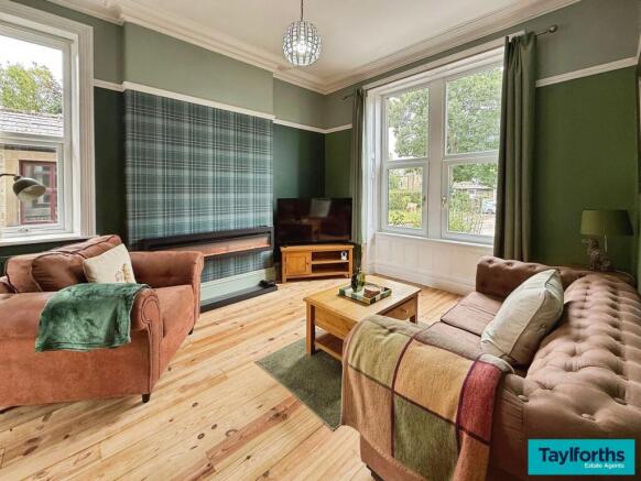 5 bed Detached for sale Image 10
