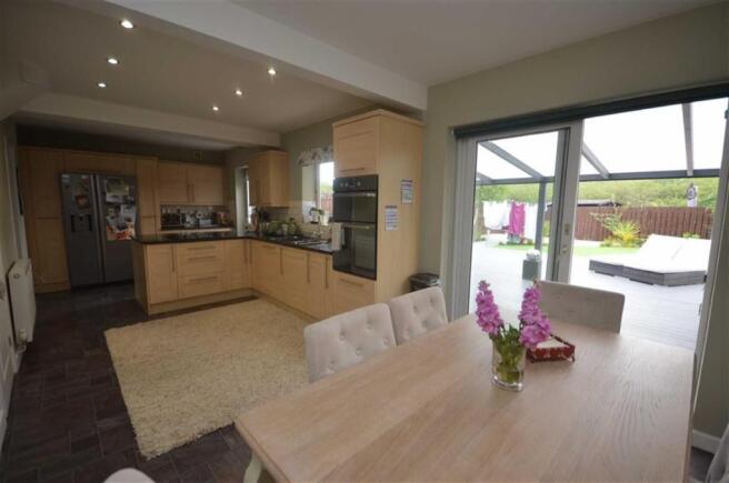 KITCHEN/DINING ROOM