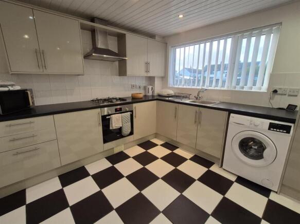 KITCHEN/DINING ROOM