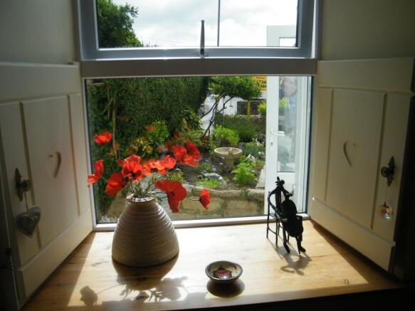 Feature window shutt