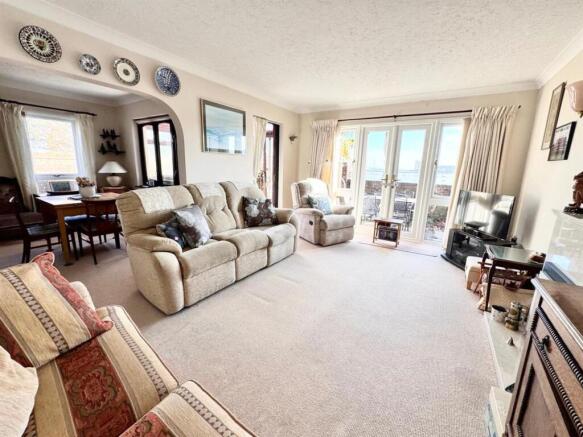 LOUNGE / DINING ROOM