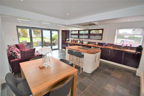 Kitchen/ Dining Room