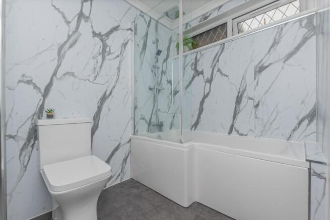 18. Bathroom (2).jpg