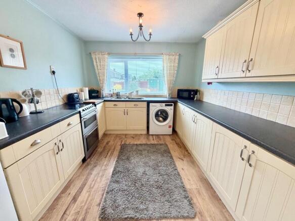 4 bed Detached for sale Image 8