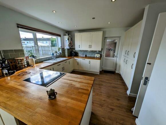 32 quegeley kitchen 3.jpg