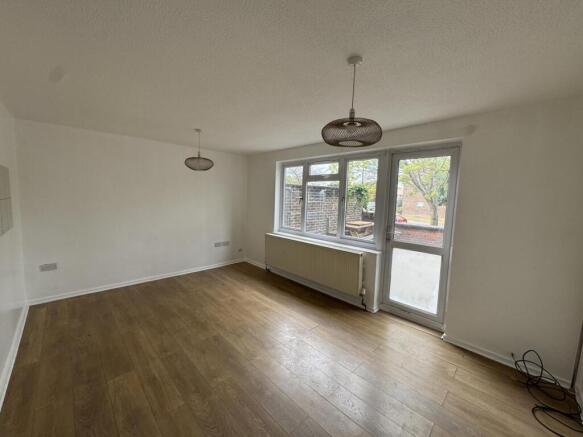 Large 3 Bedroom Maisonette