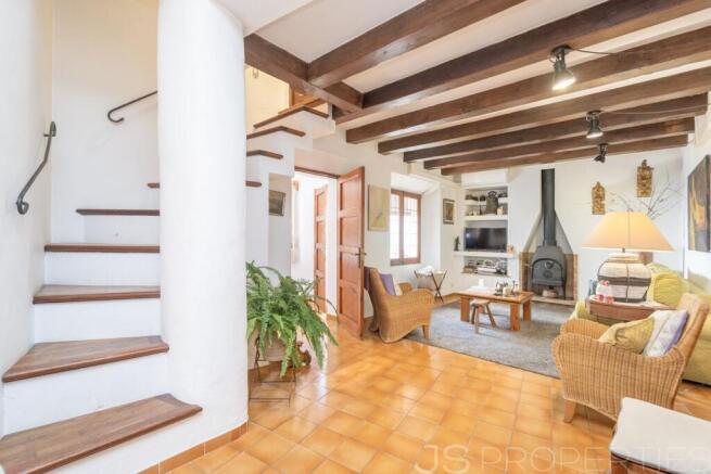 For sale in Pollensa: spacious property full of character and well located.