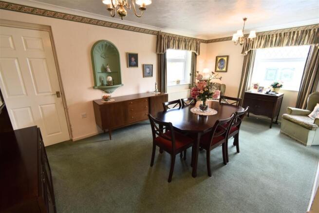 LIVING/DINING ROOM