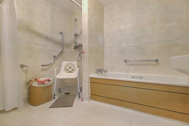 Bath/Shower Room: