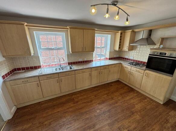 4 bed House to rent Image 4