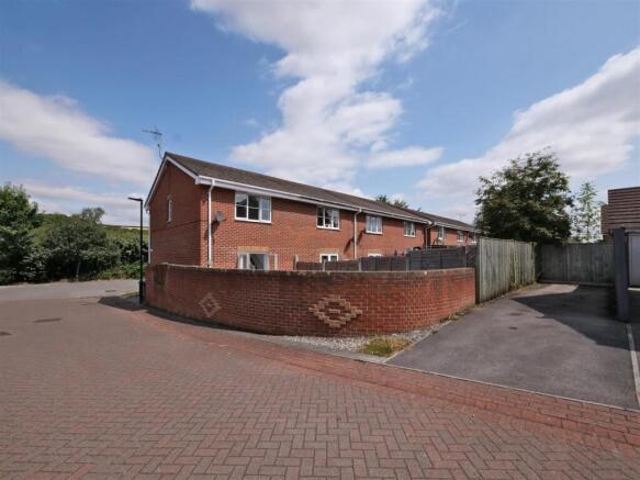 2 bed Town House to rent Image 12