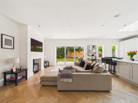 4 bed Detached for sale Image 8