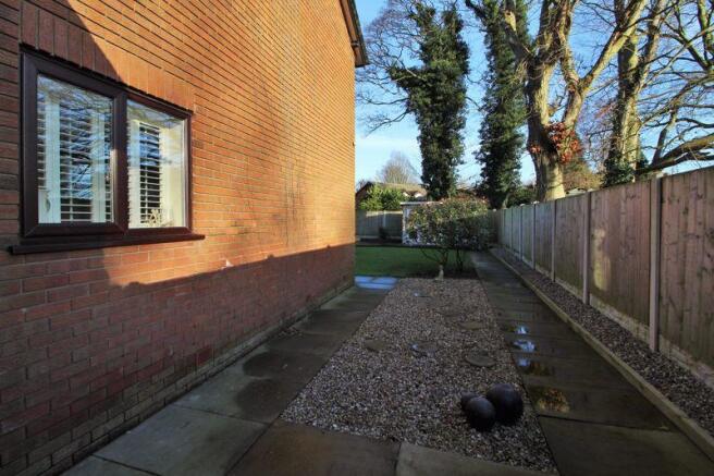 Side Garden Ar...