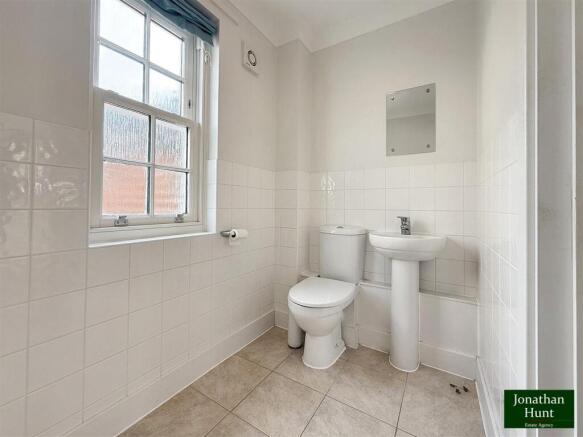 GROUNDFLOOR CLOAKROOM