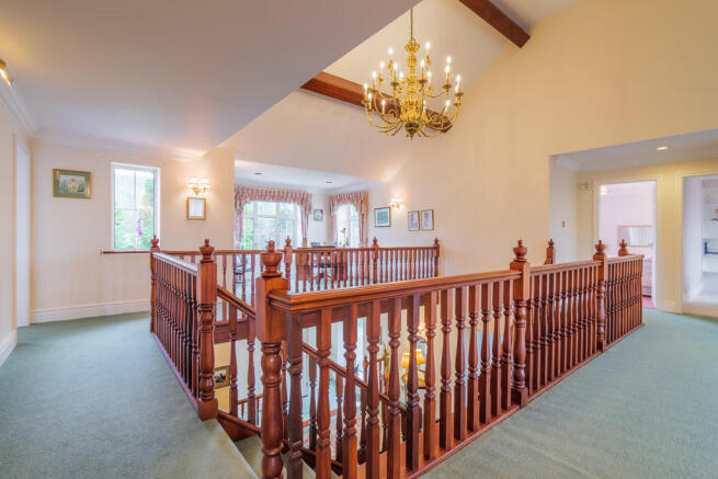 Spacious Gallerie...