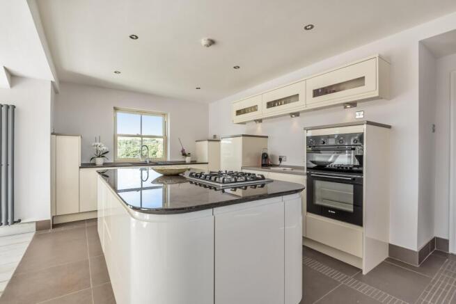 4 bed House to rent Image 5