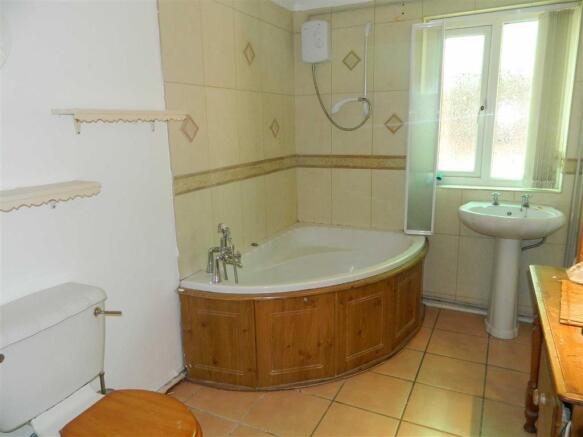 EN-SUITE BATHROOM
