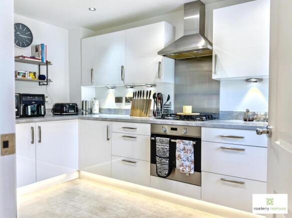 4 bed Semi-Detached for sale Image 8