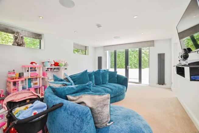 5 bed Detached for sale Image 10