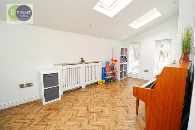 5 bed Detached for sale Image 10