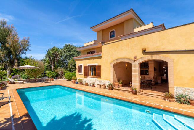Townhouse villa with pool in Llucmajor