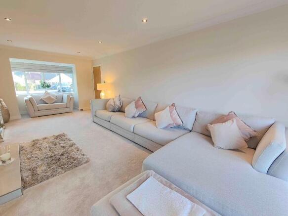 5 bed Detached for sale Image 8