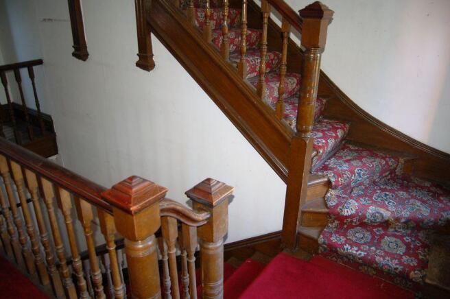 FIRST FLOOR LANDING