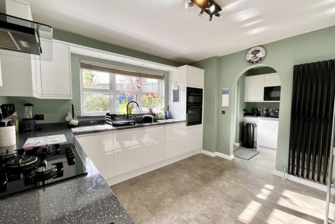 4 bed Detached for sale Image 4