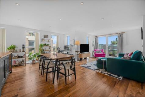 Grand Canal Apartments,
56 De Beauvoir Crescent, N1