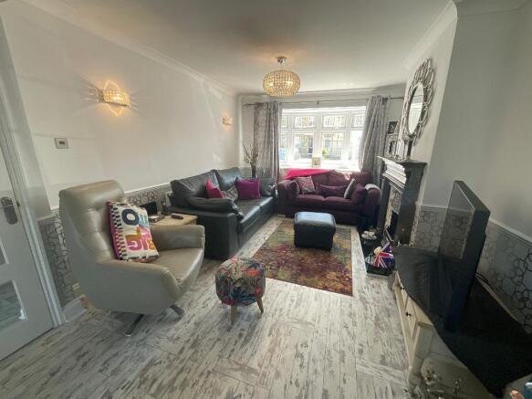LIVING ROOM/DINER 25'6 x 11'1