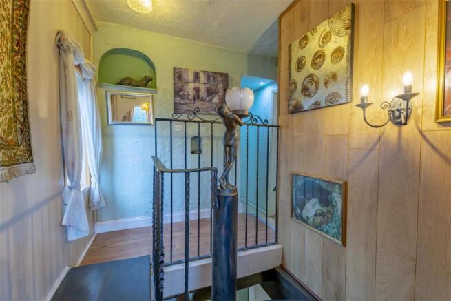 FIRST FLOOR LANDING