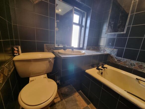 2 bed Terraced to rent Image 6