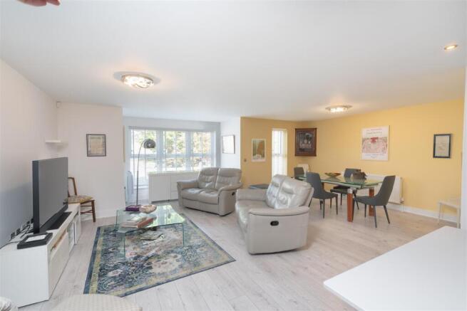 3 bed Apartment for sale Image 4