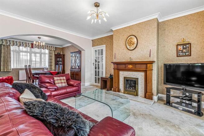 LOUNGE / DINING ROOM