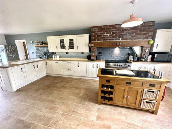 KITCHEN/DINING ROOM